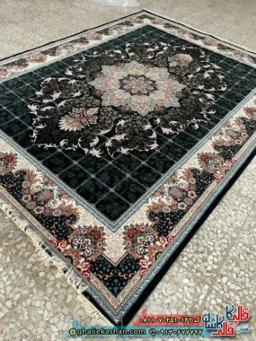 فرش کلاسیک 700 شانه خشتی طرح هیوا رنگ سرمه ای مشکی کاشان