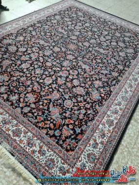 فرش کلاسیک 700 شانه طرح افشان گل و مرغ رنگ سرمه ای مشکی کاشان