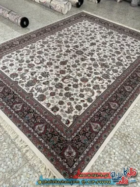 فرش کلاسیک 700 شانه طرح افشان گلریز رنگ کرم سفید کاشان