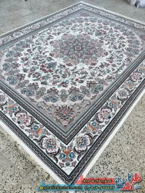 فرش کلاسیک 700 شانه طرح میخک رنگ کرم سفید کاشان