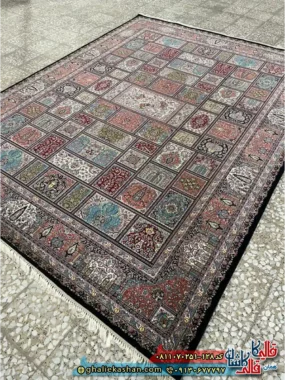 فرش کلاسیک سنتی 700 شانه طرح خشتی اصیل رنگ سرمه ای مشکی کاشان