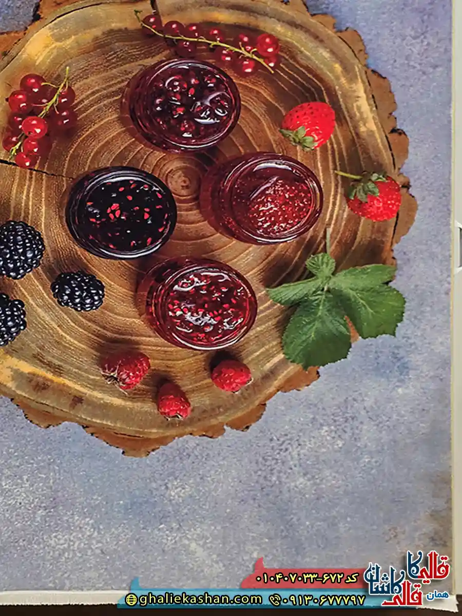 فرش ‌‌آشپزخانه ‌‌700 ‌‌شانه ‌‌طرح ‌‌چای ‌‌و ‌توت ‌‌زمینه ‌طوسی ‌‌کاشان ‌حاشیه