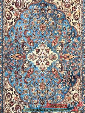 فرش کلاسیک 700 شانه طرح ترکان رنگ کرم آبی کاشان زمینه
