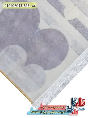 فرش کودک دخترانه 700 شانه طرح پنگوئن های عاشق رنگ طوسی صورتی کاشان نزدیک1